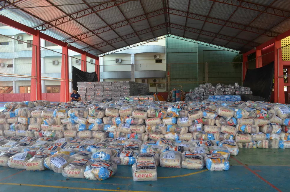 Projeto Cesta Básica - Famílias recebendo alimentos